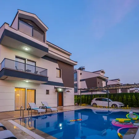 Fethiyede Denize Yakin Sueper Lueks Villa