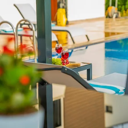 Fethiyede Denize Yakin Sueper Lueks Villa *