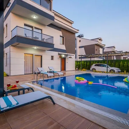 Fethiyede Denize Yakin Sueper Lueks Villa